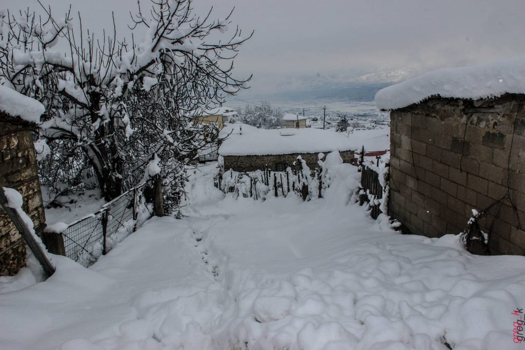 Ξεπέρασε τα 2 μέτρα το χιόνι στα χωριά της Φθιώτιδας!