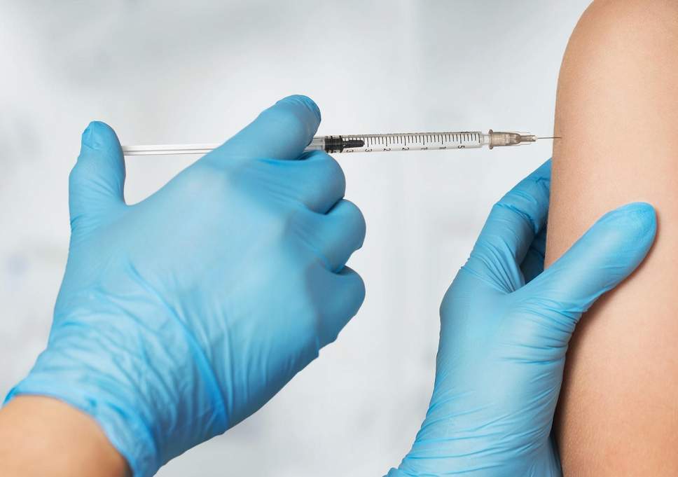 Μέτρα για τα μηνύματα κατά των εμβολίων παίρνουν τα social media