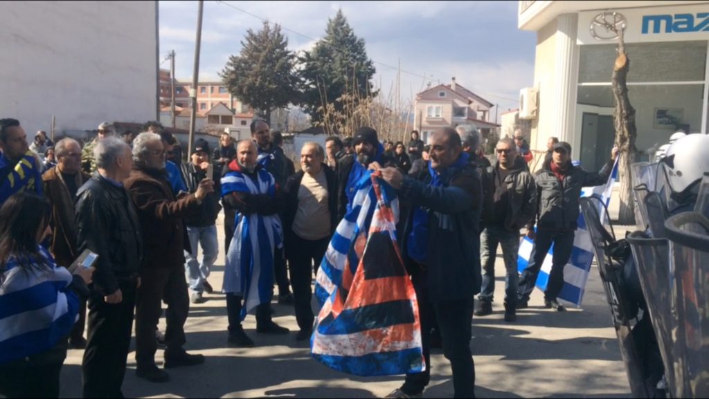 Ακροδεξιοί πίσω από τα επεισόδια στην Πτολεμαΐδα –  Τραυματίστηκαν 4 αστυνομικοί και ένας πολίτης