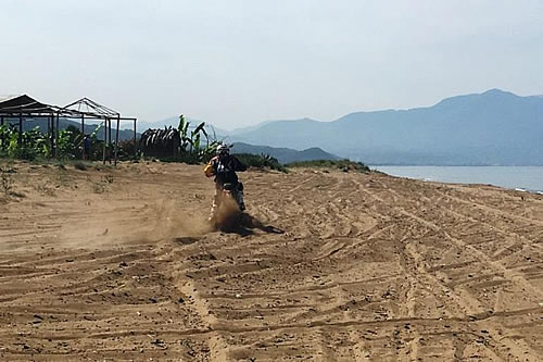 Ηλεία: Αγώνας ταχύτητας από 280 μοτοσικλέτες σε προστατευόμενη παραλία και σε χώρο ωοτοκίας της θαλάσσιας χελώνας