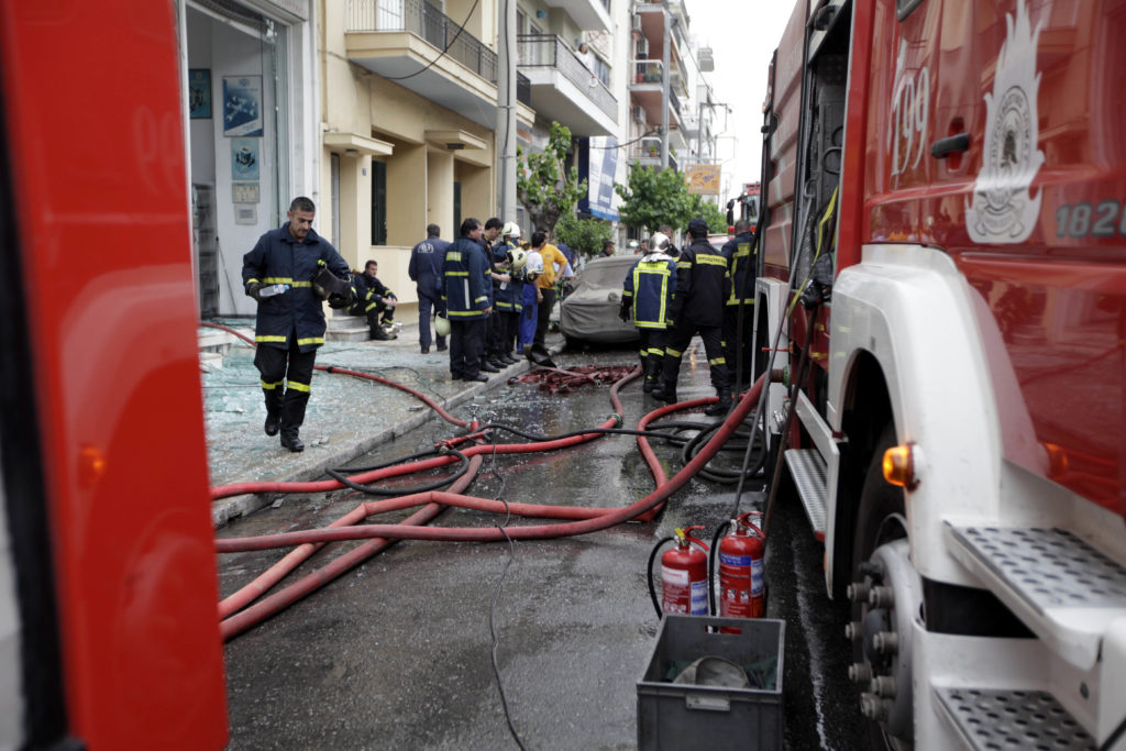 Πατήσια: Άγνωστοι πυρπόλησαν αυτοκίνητα και μηχανές – Πετάχτηκαν από τα σπίτια τους κάτοικοι