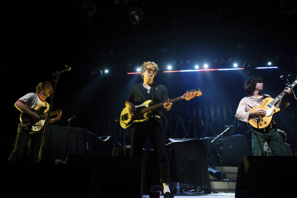 Αδημοσίευτες φωτογραφίες των Arctic Monkeys Άγνωστες φωτογραφίες θα εκτεθούν πριν από τις συναυλίες τους στο Λονδίνο και το Σέφιλντ