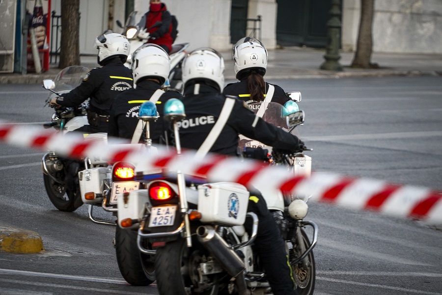 Παρ’ολίγον τραγωδία: Μοτοσικλετιστής της ΕΛ.ΑΣ. παρέσυρε και τραυμάτισε 10χρονο κοριτσάκι