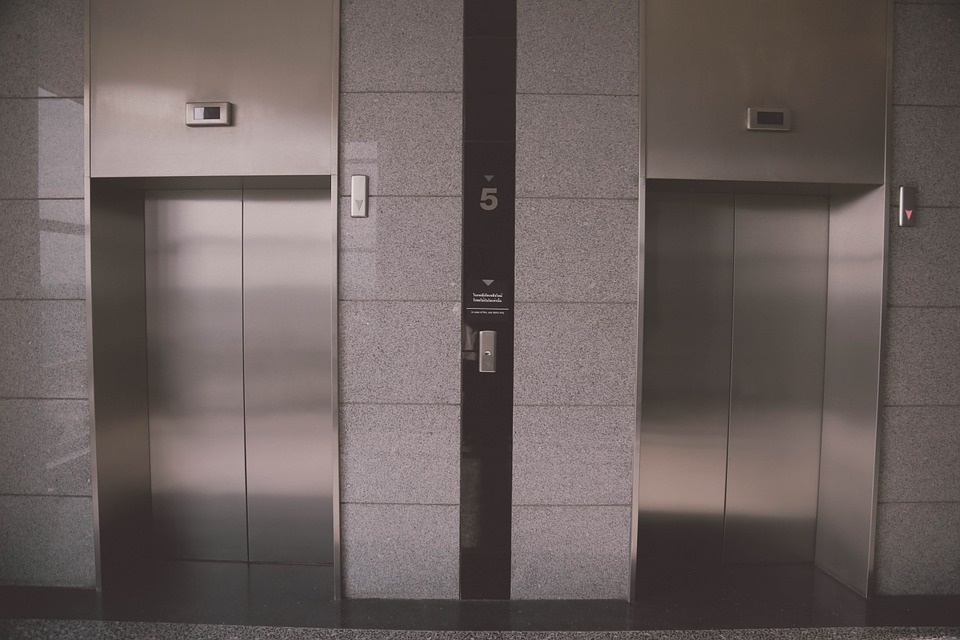 ΗΠΑ: Οικιακή βοηθός εγκλωβίστηκε όλο το Σαββατοκύριακο στο ασανσέρ του εργοδότη της