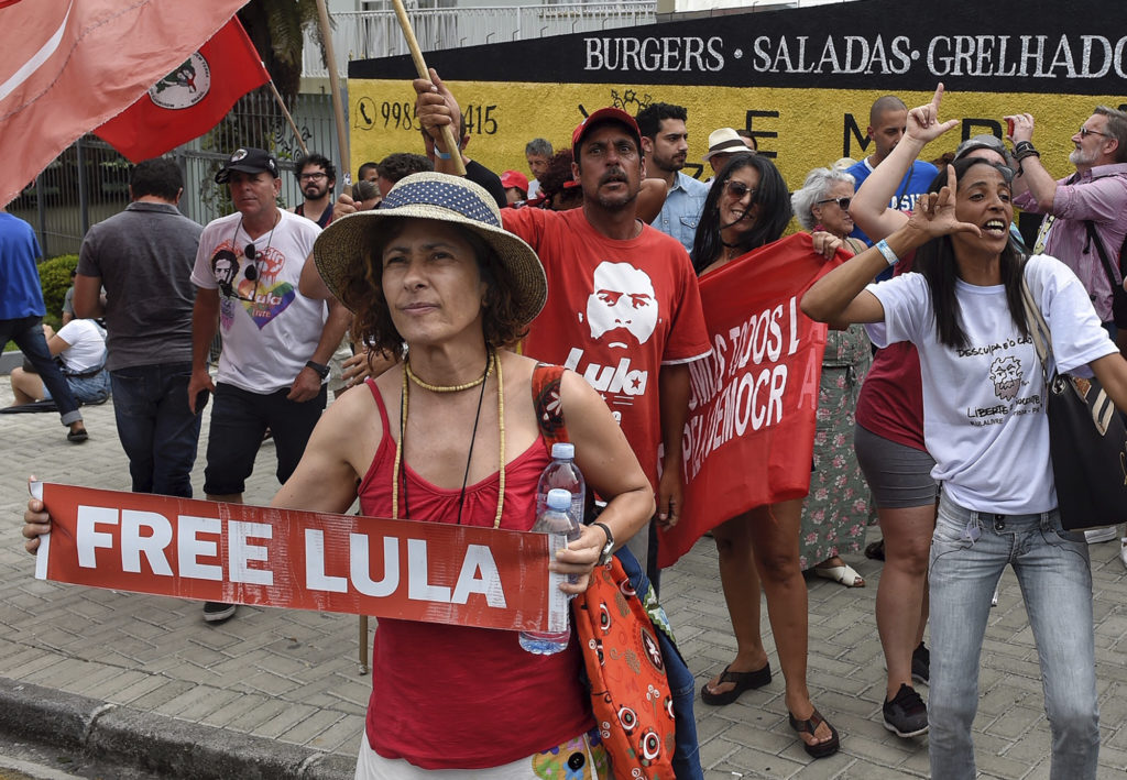 Βραζιλία: Βγήκε από τη φυλακή ο Λούλα για να θάψει το 7χρονο εγγόνι του (Photos)