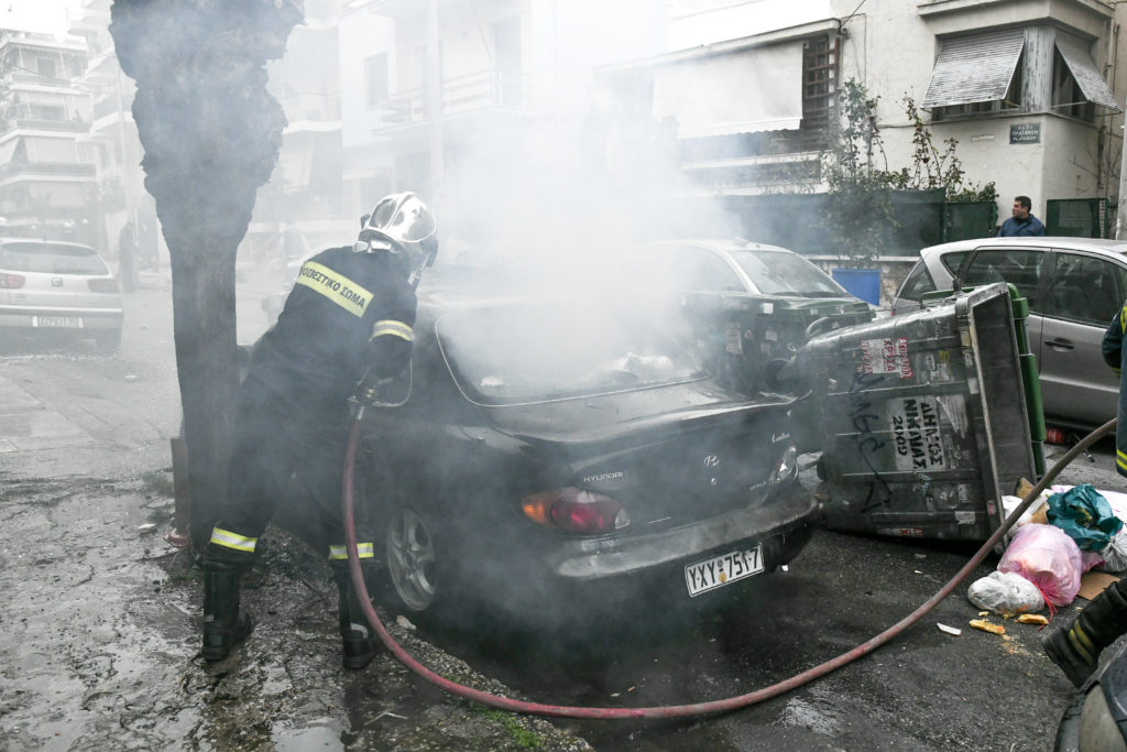 Επεισόδια οπαδών στη Νίκαια με ένα καμμένο αυτοκίνητο και πολλές ζημιές! (Photos)