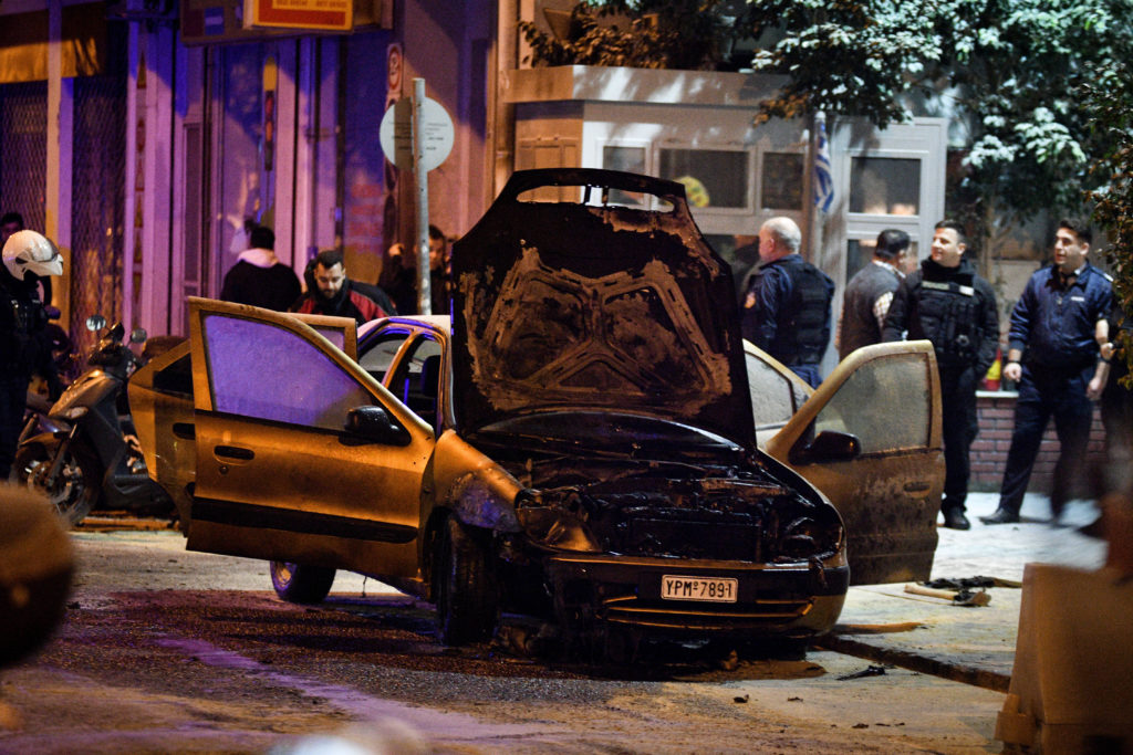 Μεταμεσονύχτια καταδρομική επίθεση με μολότοφ στο ΑΤ Ακροπόλεως (Photos)