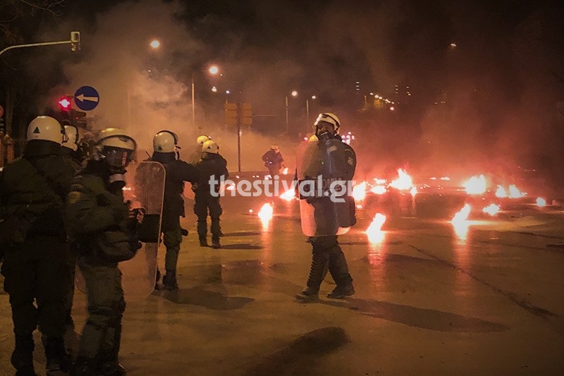 Δεκάδες μολότοφ και πέτρες τη νύχτα στο τουρκικό προξενείο στη Θεσσαλονίκη (Video)