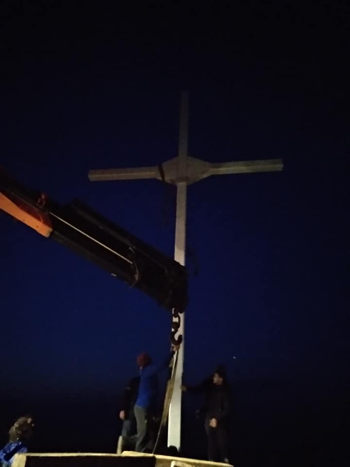 Μυτιλήνη: Συνελήφθησαν 33 άτομα για τοποθέτηση μεγάλου μεταλλικού σταυρού που παρήγγειλαν από τη Χίο (Photos)