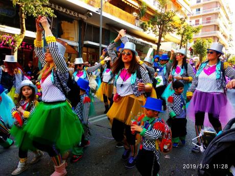 Πάτρα: 12.000 μικροί καρναβαλιστές παρέλασαν με πολύχρωμες στολές