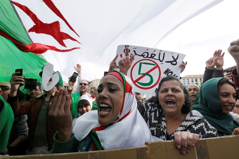 Αλγερία: Χιλιάδες διαδηλωτές στους δρόμους – αντλίες νερού από την Αστυνομία