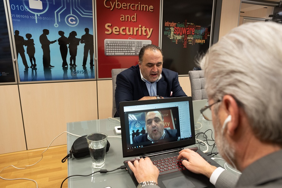 Στα «ψηφιακά θρανία» οι γονείς για την προστασία των παιδιών τους