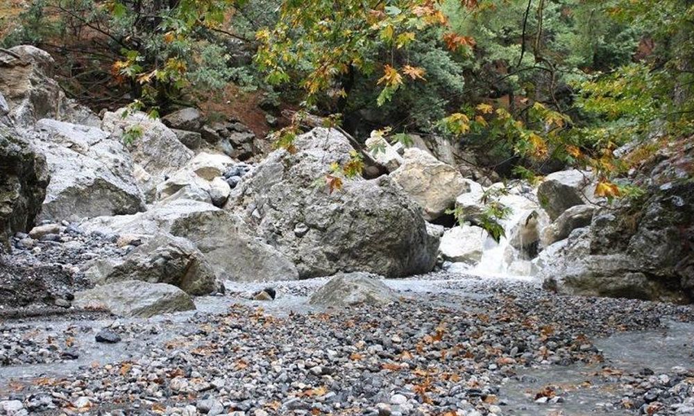 Διανυκτερεύουν στο φαράγγι Σαμαριάς για να φτιάξουν ζημιές από την κακοκαιρία