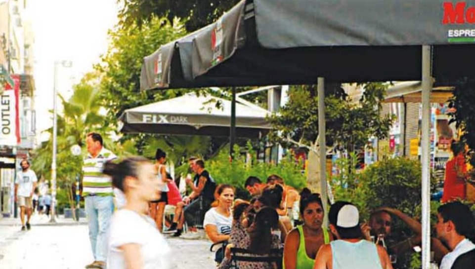 Ηράκλειο: Κατά του δήμου οι σερβιτόροι και εργαζόμενοι σε καφέ και μπαρ λόγω …ευπρεπισμού