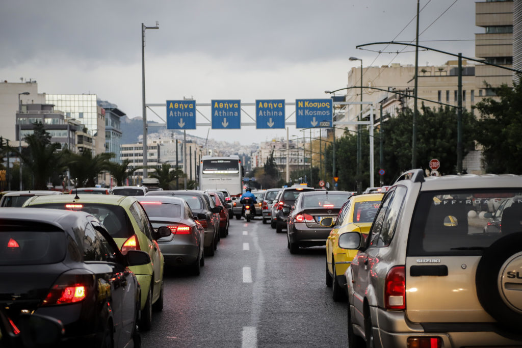 Κομφούζιο στην Εθνική Οδό Αθηνών Λαμίας μετά από τροχαίο