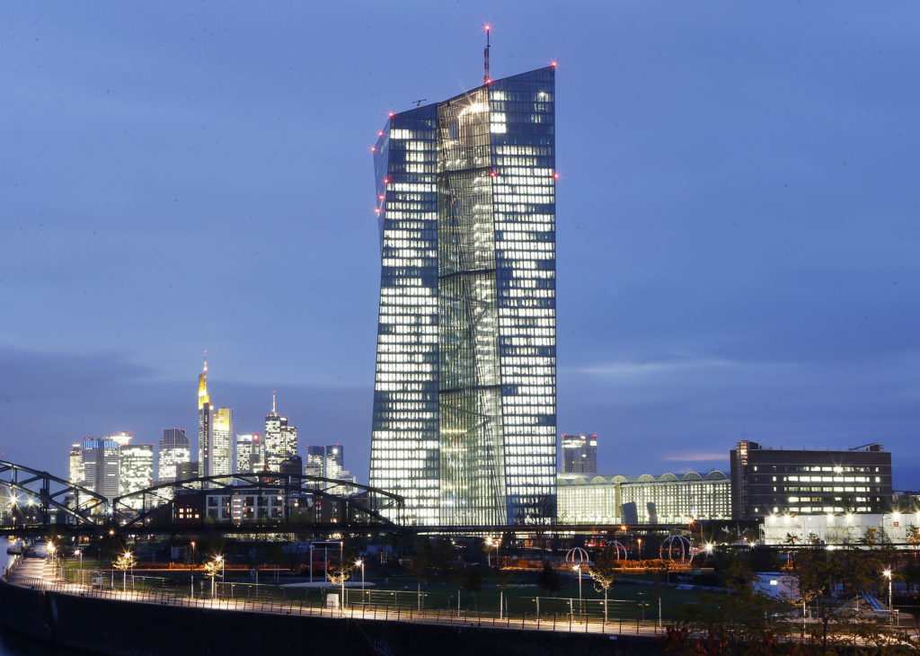 «Φτηνό χρήμα» και πάγωμα των επιτοκίων από την ΕΚΤ για να αναχαιτιστεί η επιβράδυνση της οικονομίας στην Ευρωζώνη
