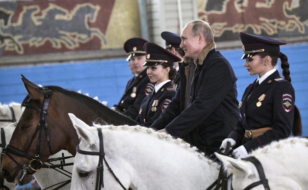 Ο Πούτιν τίμησε την Παγκόσμια Ημέρα της Γυναίκας, κάνοντας ιππασία με γυναίκες αστυνομικούς (Photos)
