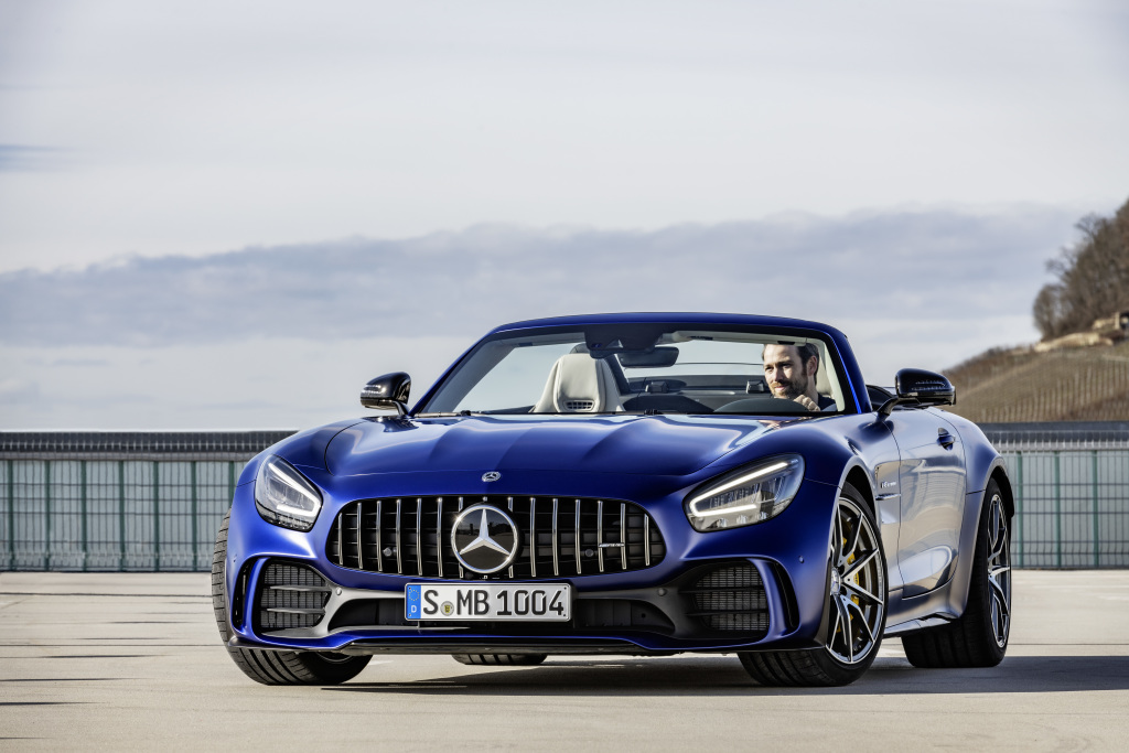 Η Mercedes παρουσιάζει τη νέα AMG GT R Roadster