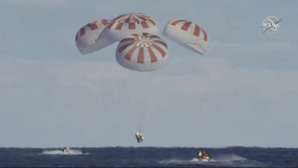 Το αμερικανικό διαστημόπλοιο Crew Dragon επέστρεψε στη Γη από τον Διεθνή Διαστημικό Σταθμό (Video + Photos)