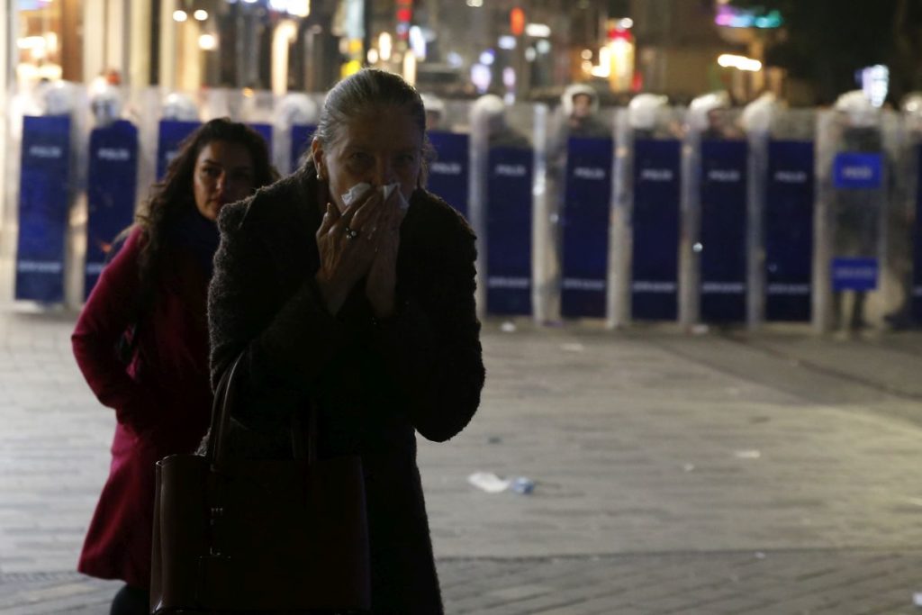 Τούρκοι αστυνομικοί «έλουσαν» με χημικά γυναίκες με… αφορμή την Παγκόσμια Ημέρα της Γυναίκας