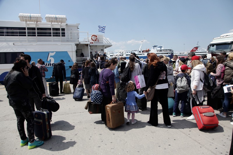 Κοσμοσυρροή στα λιμάνια από τους εκδομείς του τριημέρου