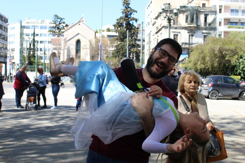 Νάσος Ηλιόπουλος: Βόλτα στην αποκριάτικη Αθήνα και παιχνίδι με παιδιά