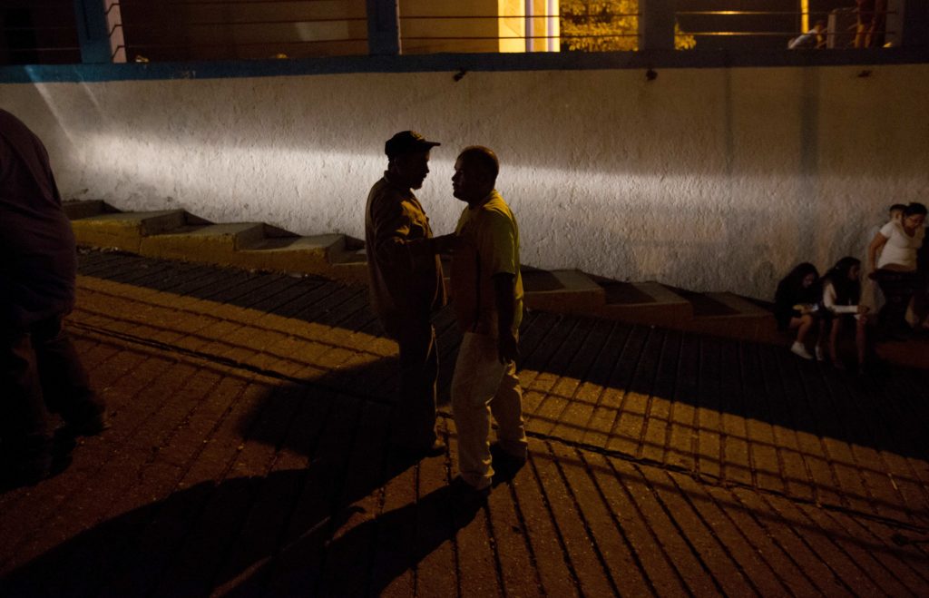 Βενεζουέλα: Τρίτη μέρα στο σκοτάδι του μπλακ-άουτ – «Κατάσταση έκτακτης αναγκης» ζητάει ο Γκουαϊδό