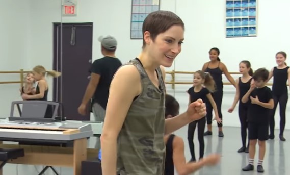 Κάθριν Ρέφορντ: Η χορεύτρια με την …αόρατη ασθένεια δεν το βάζει κάτω