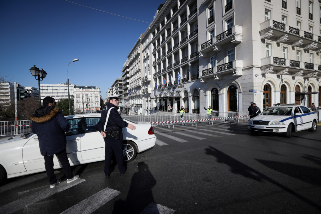 Και σήμερα τα γυρίσματα στο Σύνταγμα χωρίς διακοπή της κυκλοφορίας