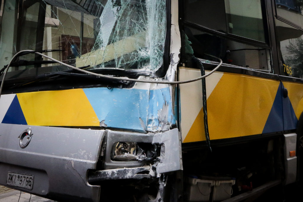 Σύγκρουση λεωφορείων στο Αιγάλεω – Τραυματίστηκαν 11 επιβάτες (Photos + Video)