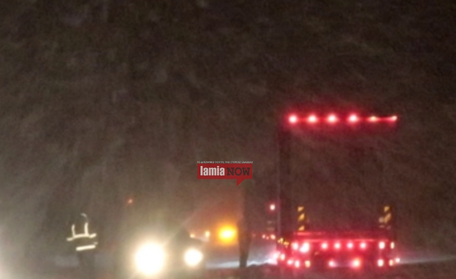 Χάος τη νύχτα στο δρόμο Λαμίας-Δομοκού- Δίπλωσαν 30 νταλίκες, κόλλησαν στα χιόνια οι οδηγοί (Photos + Video)
