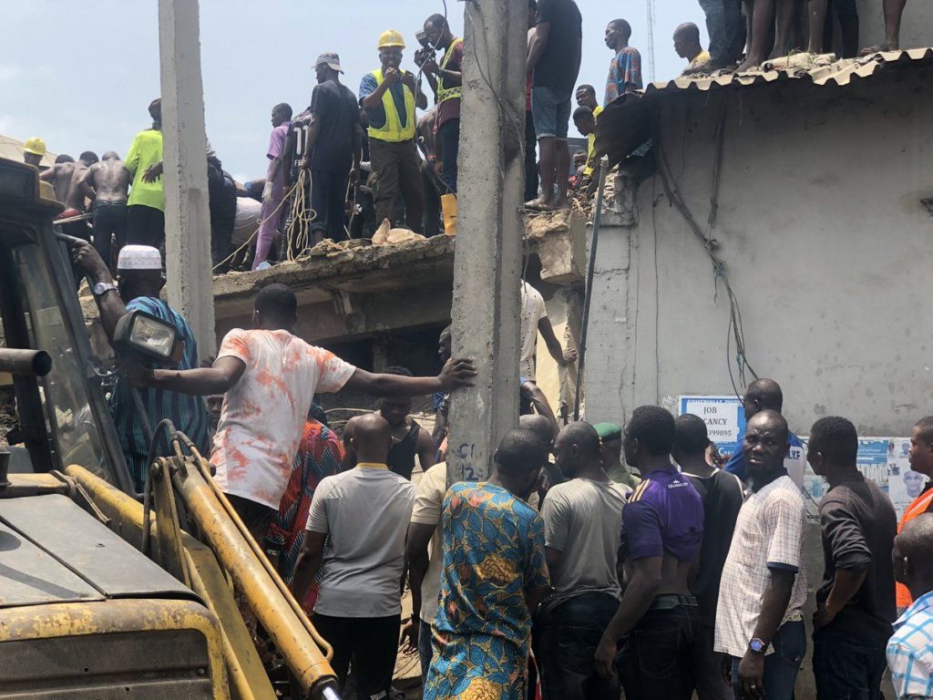 Κατέρρευσε κτίριο στη Νιγηρία – Φόβοι για πολλά παγιδευμένα παιδιά (Photos & Video)
