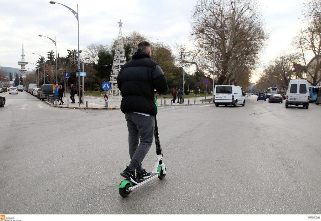 Θεσσαλονίκη: Το πρώτο τροχαίο με ηλεκτρικό πατίνι – 16χρονος «τράκαρε» με αυτοκίνητο