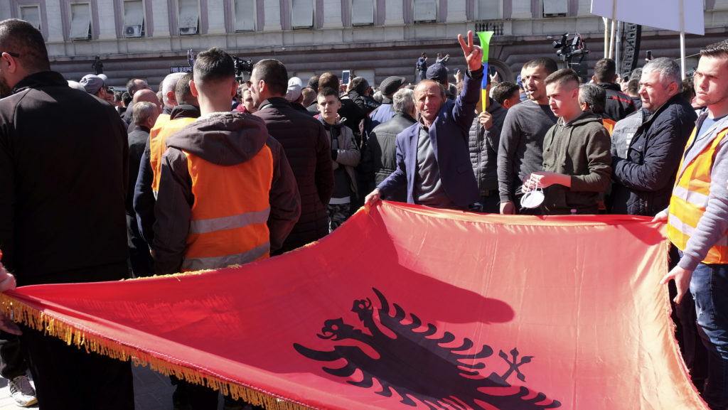 Οπαδοί της αντιπολίτευσης συρρέουν κατά χιλιάδες σε διαδήλωση στα Τίρανα κατά του Ράμα (Photos+Video)