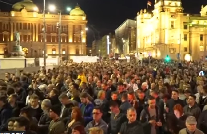 Διαδηλωτές εισέβαλαν στο κτήριο της δημόσιας τηλεόρασης της Σερβίας