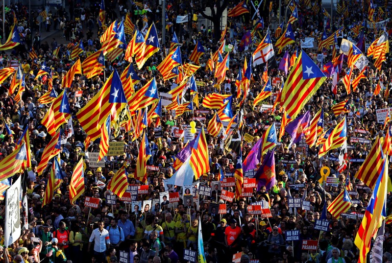 Αυτονομιστές της Καταλονίας διαδηλώνουν στη Μαδρίτη διαμαρτυρόμενοι για τη δίκη των ηγετών τους