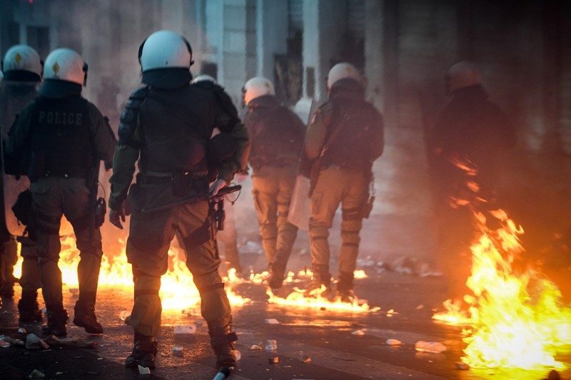 Αντιεξουσιαστές εναντίον Χρυσαυγιτών στον Πειραιά