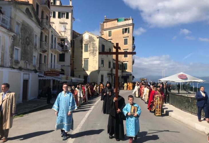 Κέρκυρα: Λιτανεία του σκηνώματος της Αγίας Θεοδώρας της Αυγούστας και το έθιμο του «χειμωνικού» (εικόνες)