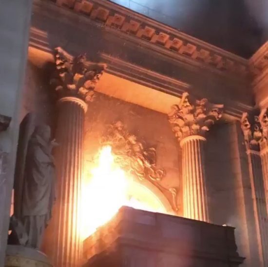 Στις φλόγες ο ιστορικός ναός που υπήρξε το φυσικό ντεκόρ της ταινίας «Κώδικας Ντα Βίντσι» (Videos)