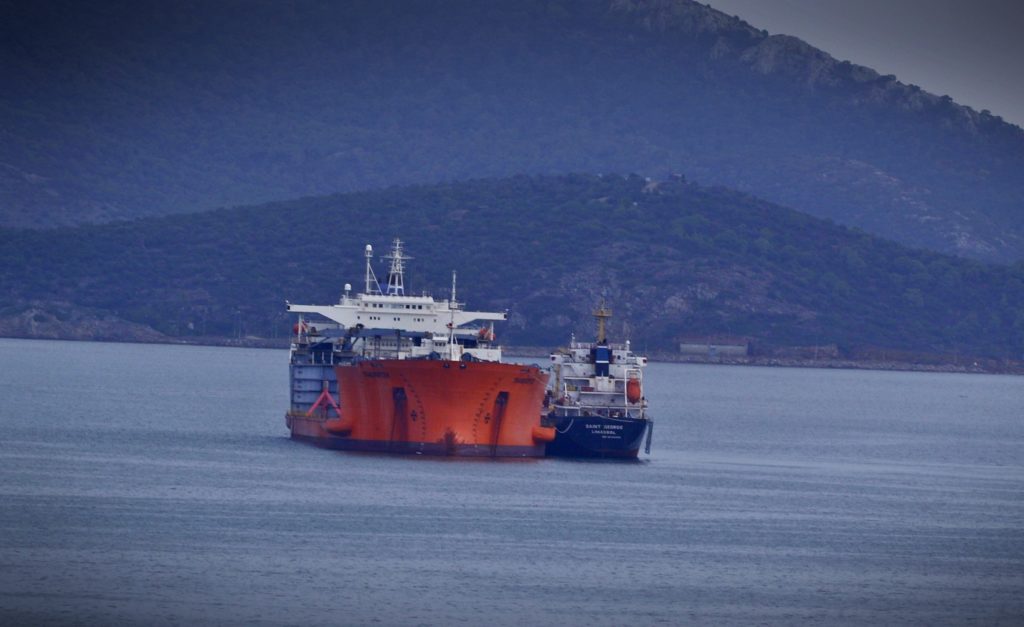 Αποκολλήθηκε το δεξαμενόπλοιο που είχε προσαράξει στην Άνδρο