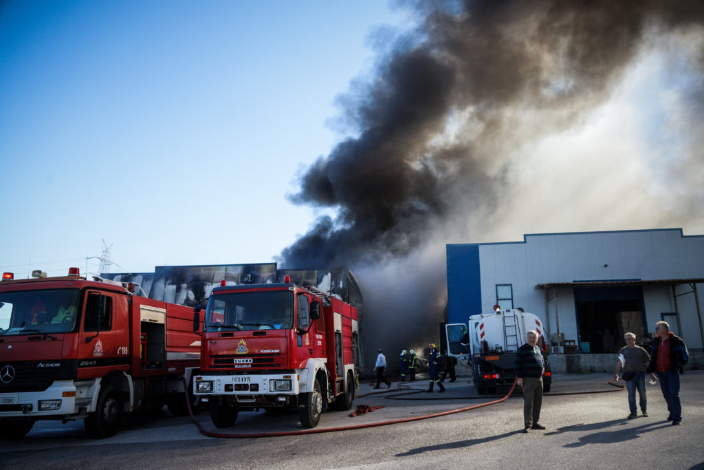 Πυρκαγιά σε αποθήκη χαρτικών στα Γλυκά Νερά (Photo)