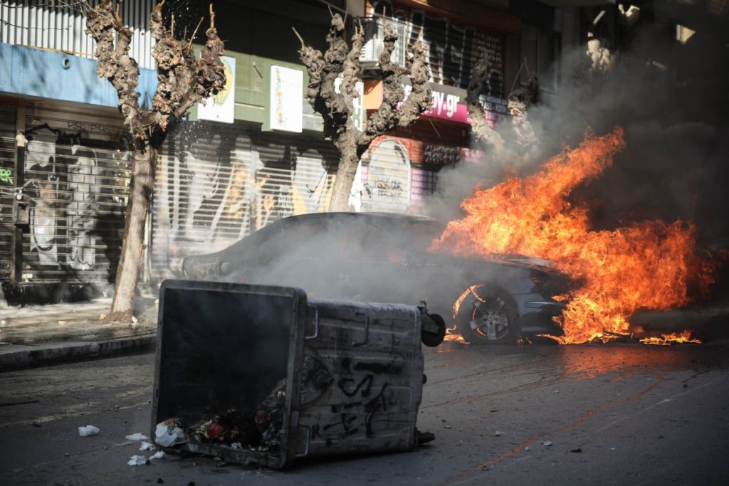 Πολύ σοβαρά επεισόδια στο Πολυτεχνείο μετά το μαθητικό συλλαλητήριο – Αυτοκίνητο παραδόθηκε στις φλόγες (Photos)