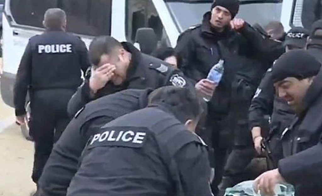 Βούλγαροι αστυνομικοί έβαλαν μαζικά τα κλάματα – Ψέκασαν με χημικά… τους εαυτούς τους (Video)