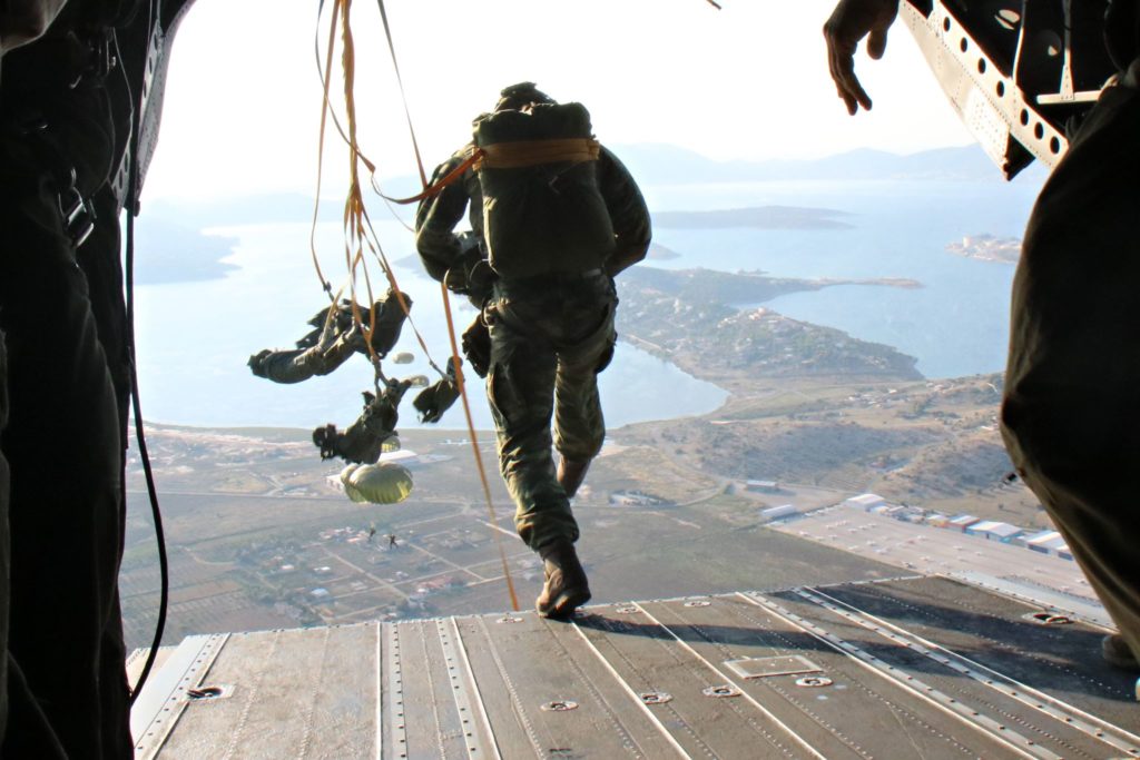 Πτώση αλεξιπτωτιστή σε καλώδια της ΔΕΗ στα Μέγαρα