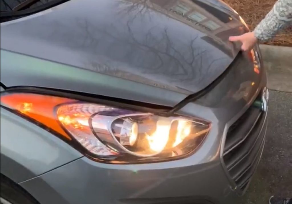 Άκουγε περίεργους θορύβους μέσα από το καπό του αυτοκινήτου της – Δεν θα πιστεύετε τι κρυβόταν μέσα (Video)