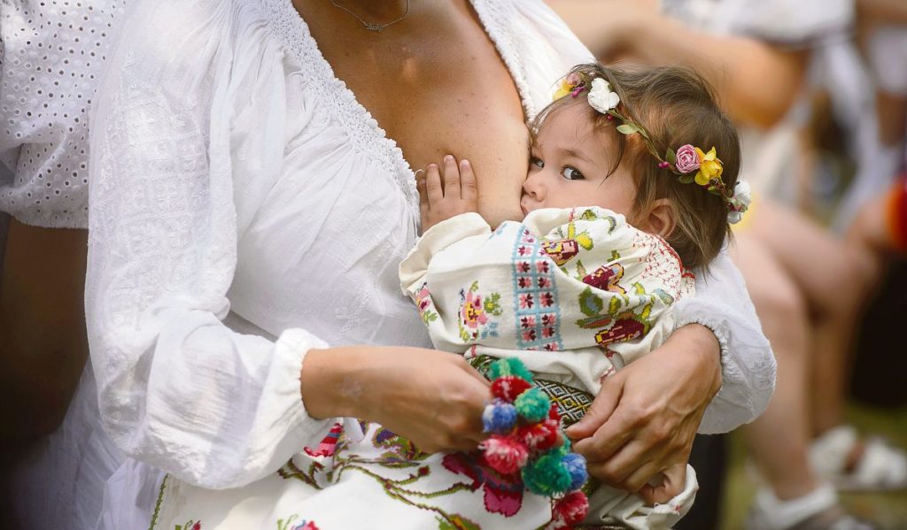 Θηλασμός: μια διαδικασία που έγινε αιτία «πολέμου»