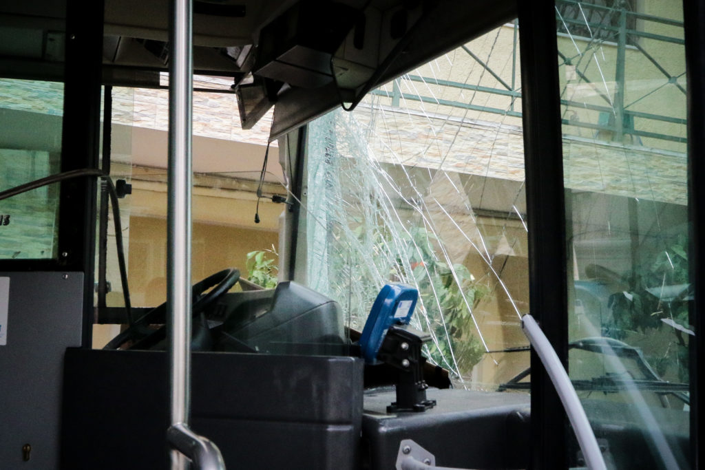 Τροχαίο με λεωφορείο στους Θρακομακεδόνες – Τραυματίστηκε ο οδηγός
