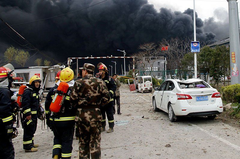 Σκηνές χάους στην Κίνα: Τουλάχιστον έξι νεκροί και δεκάδες τραυματίες από έκρηξη σε χημικό εργοστάσιο (Photos & Video)