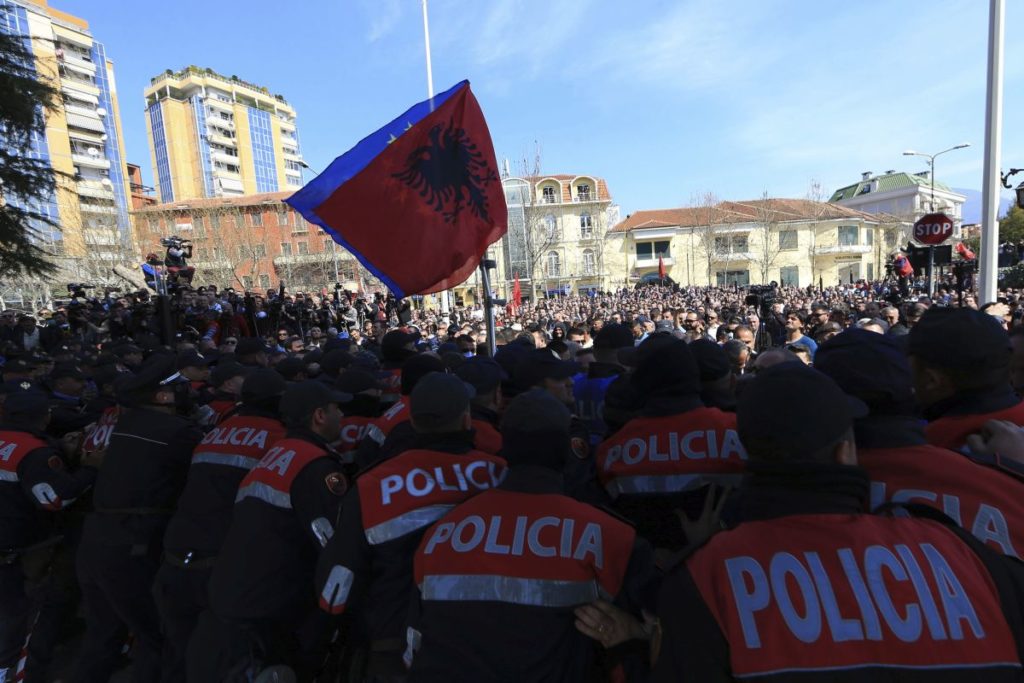 Σοβαρά επεισόδια στην Αλβανία: Διαδηλωτές συγκρούστηκαν με την αστυνομία (Photos)