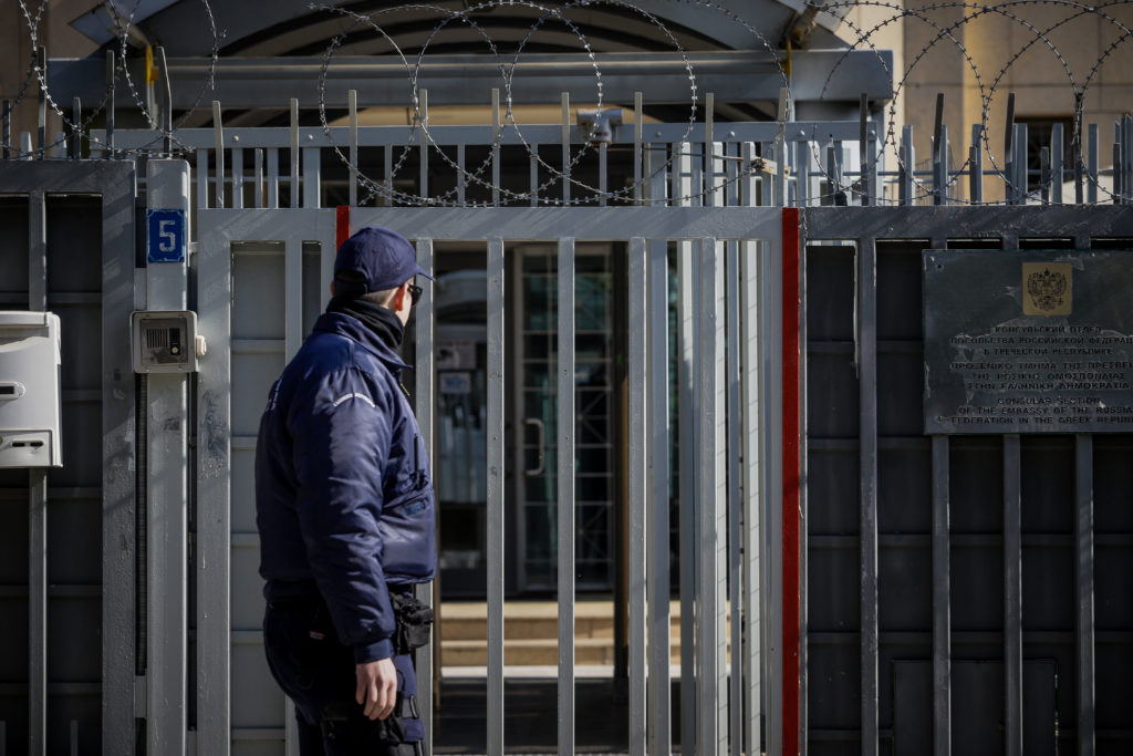 Άγνωστοι πέταξαν χειροβομβίδα στο Ρωσικό Προξενείο – Τους «έπιασαν» οι κάμερες (Photos)